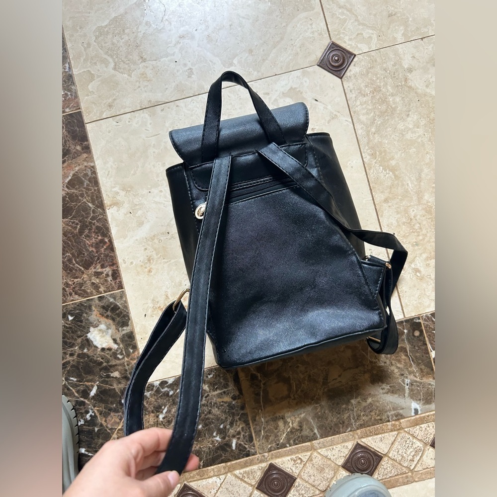 Elegant Black Backpack ๐ฅ - Picture 4 of 5